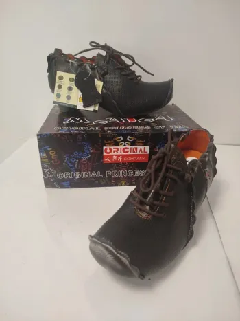Derbies noires TMA Originals cuir 39 lacets contrastés esprit rétro punk