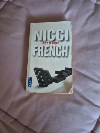 Livre jeux de dupes par nicci french