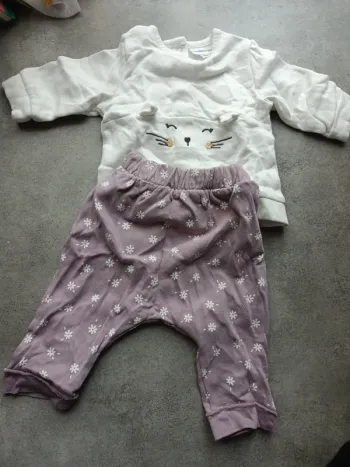 Ensemble Vertbaudet 60cm chat fleurs violet pull et pantalon