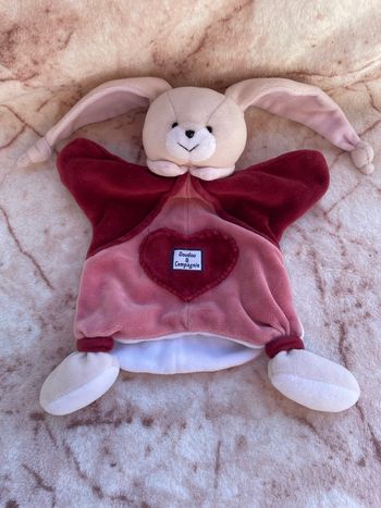 Doudou plat marionnettes lapin framboise Doudou et Compagnie