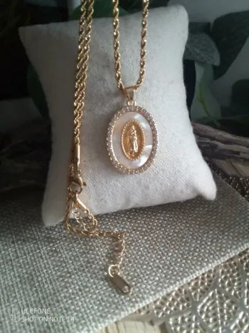 Collier médaillon sainte Vierge