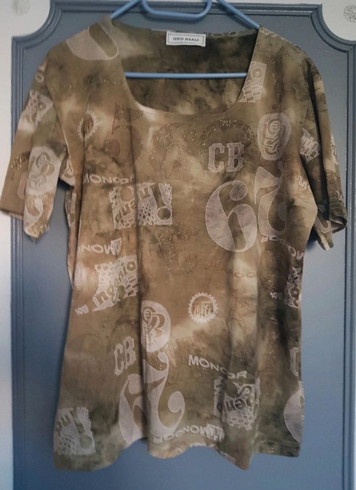 Tee shirt a motifs kaki manches courtes