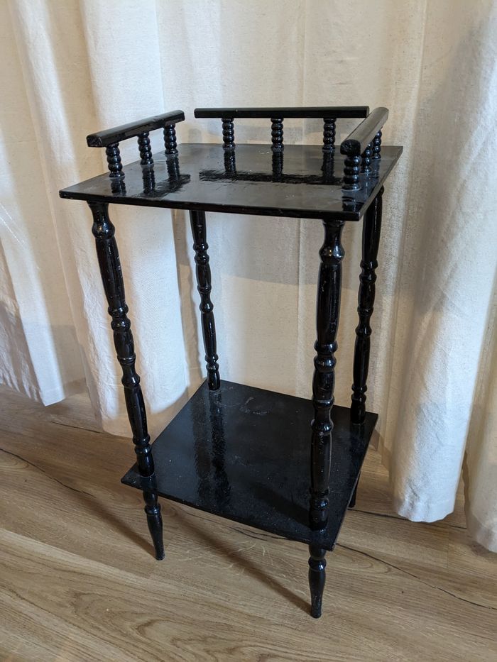 Guéridon noir vernis