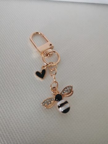 Porte clé boucle abeille et cœur noir