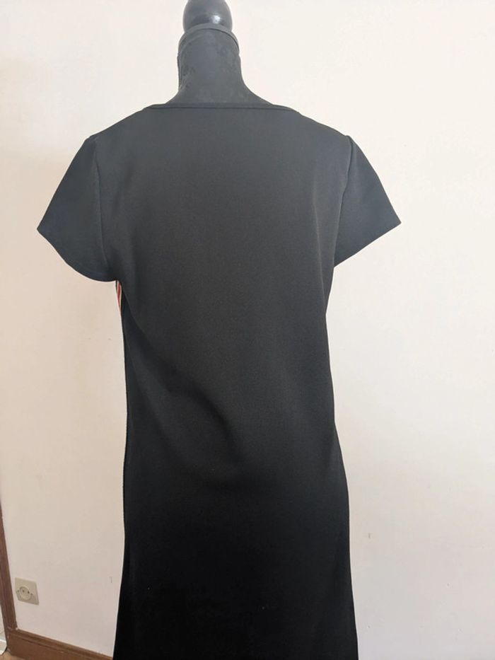 Robe noir et bande rouge et doré - photo numéro 4