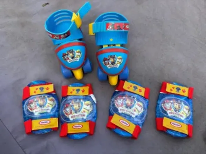 Paire de patins à roulettes + genouillères et coudières bon état