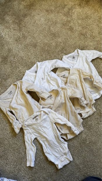 Lot de 6 bodies 1 mois – blancs & beiges – Kiabi, Petit Bateau, Orchestra