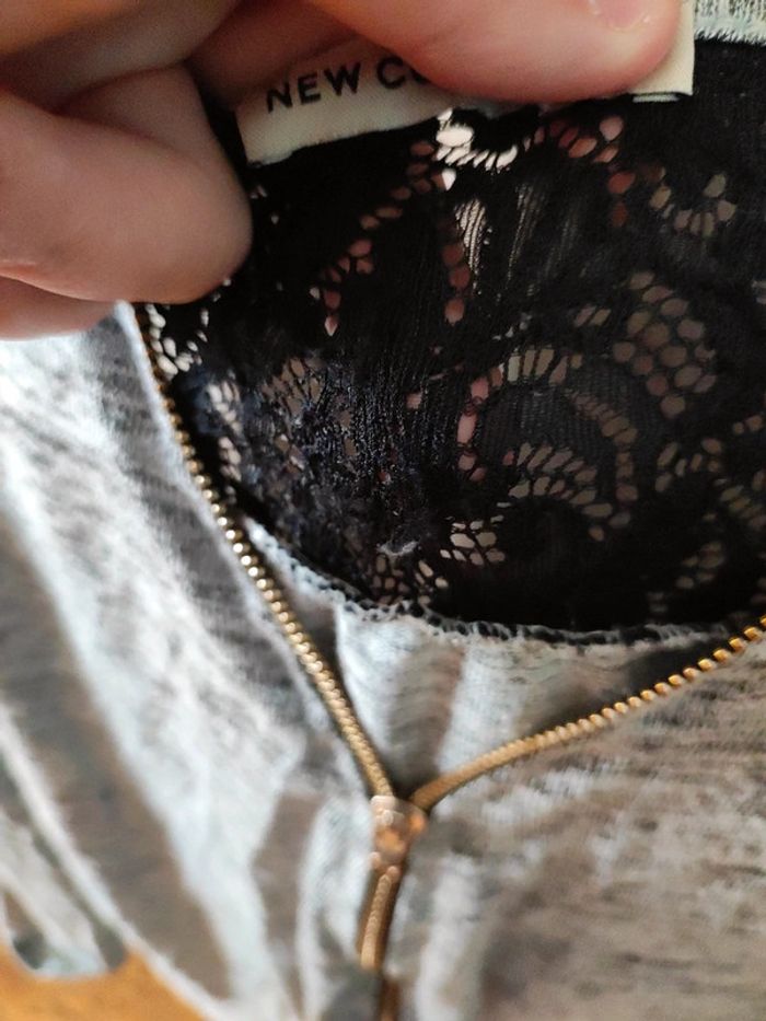 Beau petit  haut gris avec un peu de dentelle - photo numéro 3