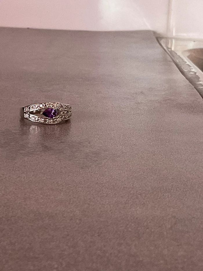 Bague avec pierre violette neuve