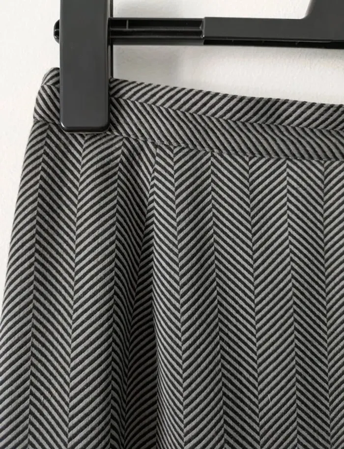 Jupe mi longue à chevrons - Cacharel - 100% laine Woolmark - taille 40 - photo numéro 2