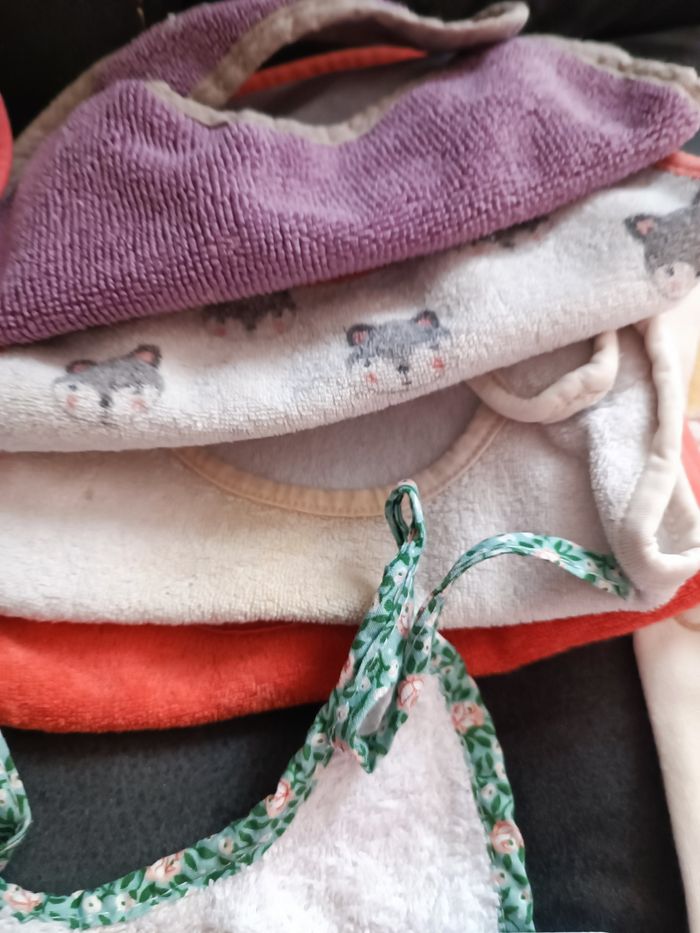 Lot 7 bavoirs + 1 lange - photo numéro 1