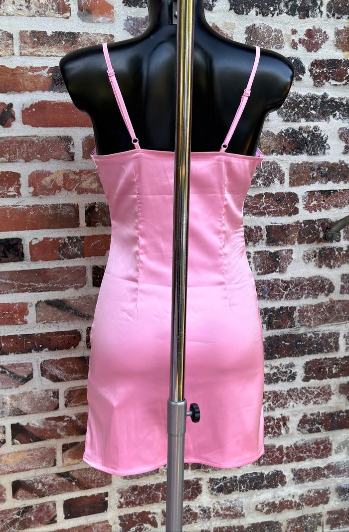 👗 Robe rose moulante satinée à fines bretelles Taille 36 – Shein - photo numéro 4