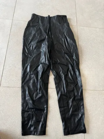 Pantalon noir en similicuir  taille 38, très bon état, 38x100cm