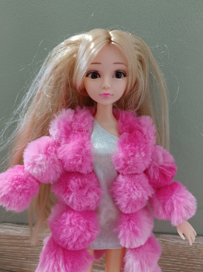 Poupée asiatique "type barbie" - photo numéro 2