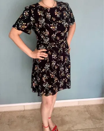 Robe Noire Fleurie Manches Courtes 42