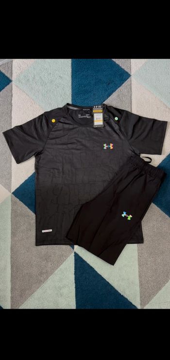 Ensemble Under Armour T-Shirt avec motif et Short Fluorescent Taille L