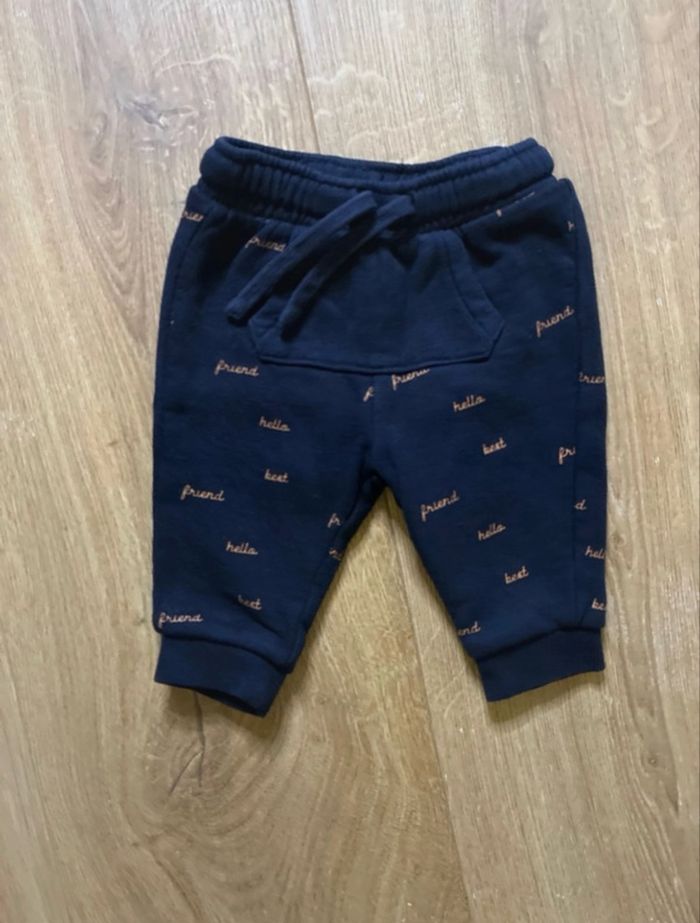 Lot 3 joggings bébé Kiabi 3 mois – Kaki, pingouin, bleu marine “Hello best friend” - photo numéro 2