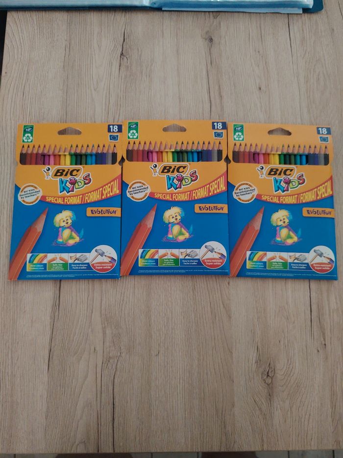 3 paquets de 18 crayons de couleur bic