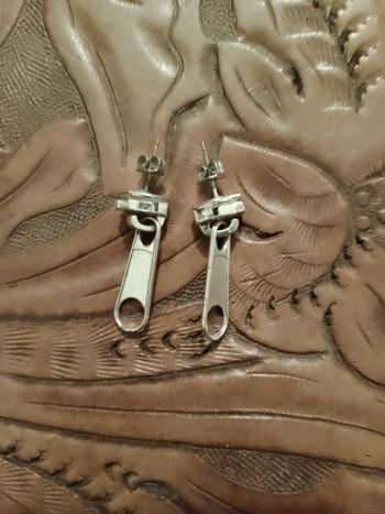 boucles d'oreilles fermeture argenté en métal.
