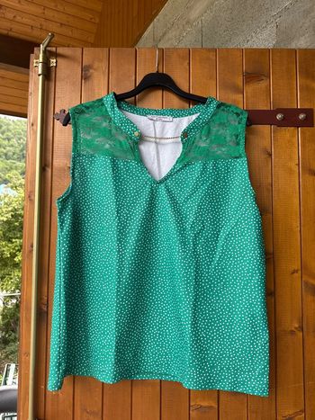 Débardeur vert  avec une petite chaîne au niveau du cou