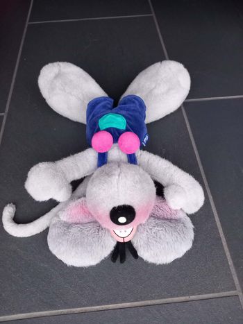 Peluche Diddl gris avec salopette bleue en parfait état environ 34 cm