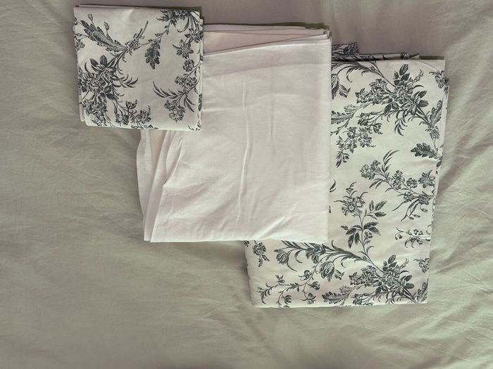 668 – drap housse blanc, housse de couette et taie d’oreiller blanches avec motifs fleuris anciens gris