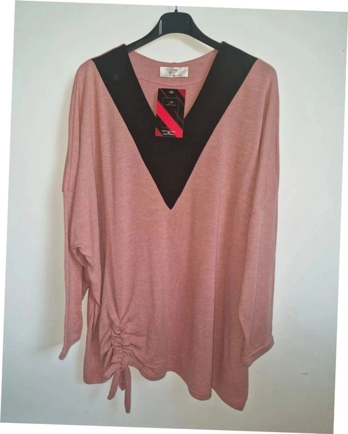 Pull bicolore rose et noir curvy