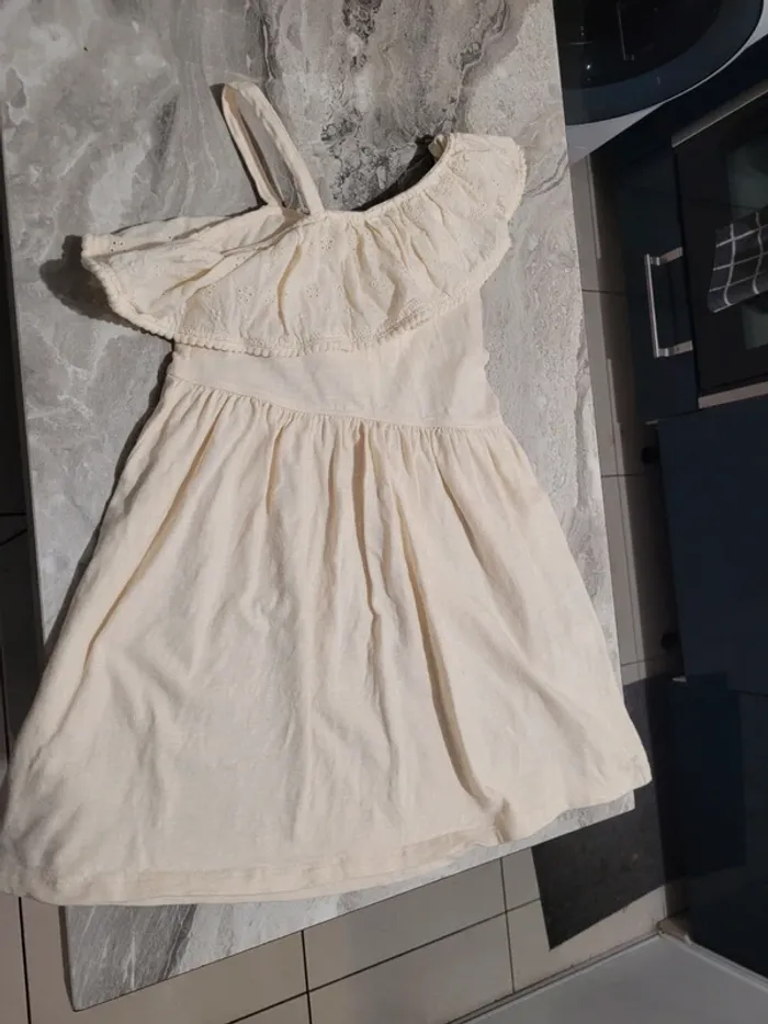 Robe avec épaule dénudée et broderies anglaises - blanc