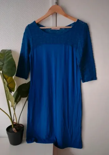 Robe bleue, manches dentelle Camaïeu