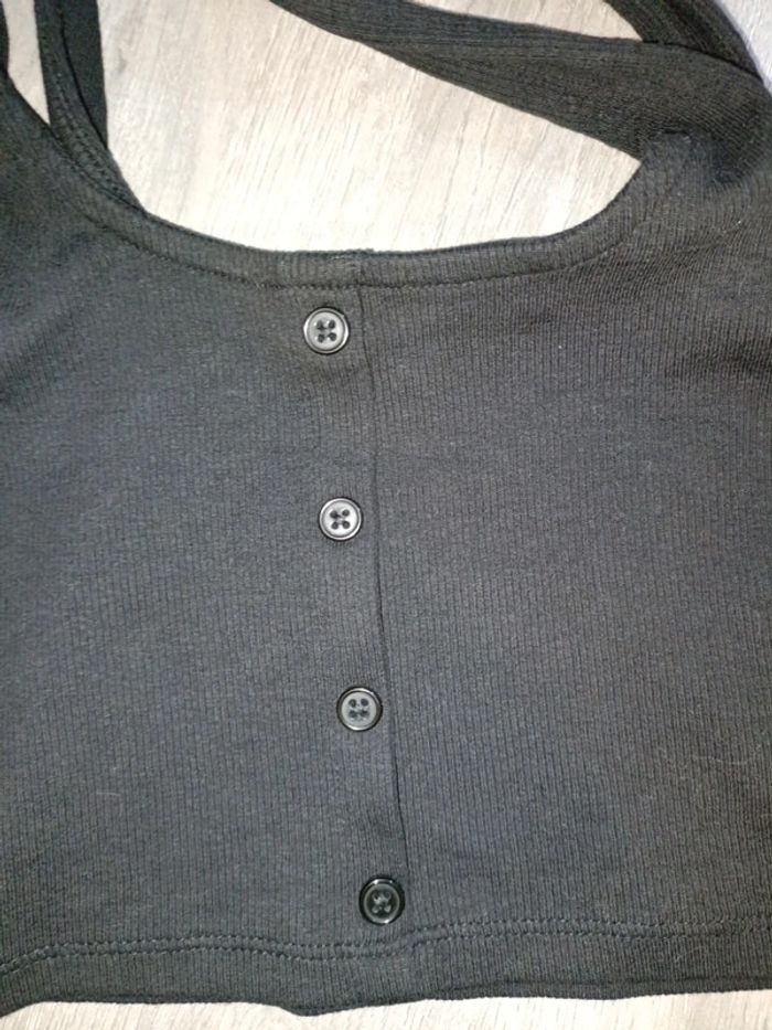Crop top manche courte Noir La halle Tailles S avec bouton Très bon état - photo numéro 4
