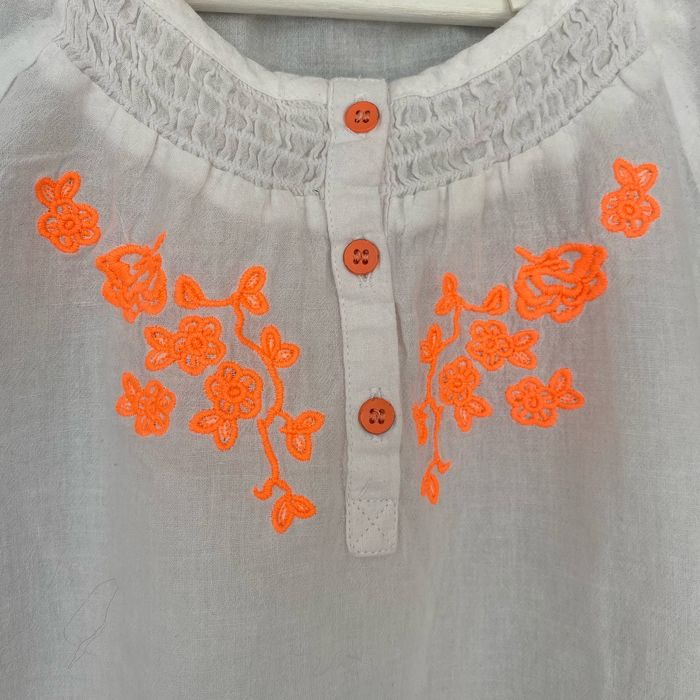 Blouse à manches courtes blanche avec motifs fleuris oranges taille 11 - 12  ans - photo numéro 2