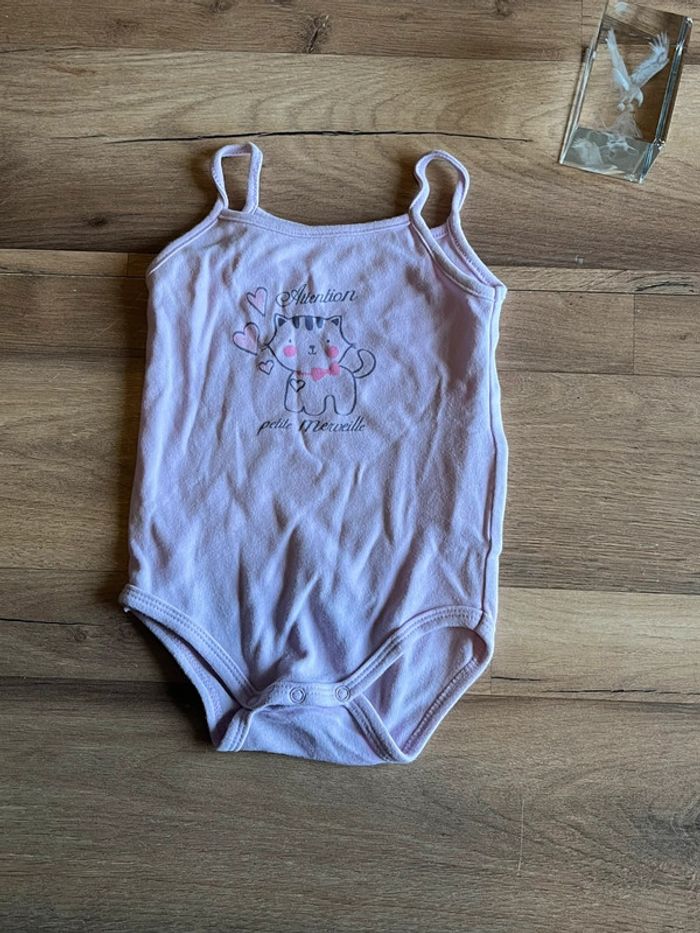 Je vend un débardeur manche courte fille 12 mois très bon état