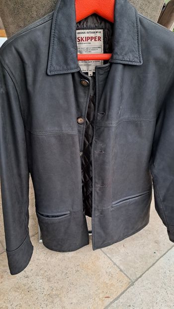 Manteau veste en cuir authentique homme marron foncé taille M skipper, en excellent état, portée une seule fois. Poches intérieures et extérieures