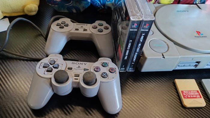 PlayStation 1 + 2 manettes + 2 jeux - photo numéro 3