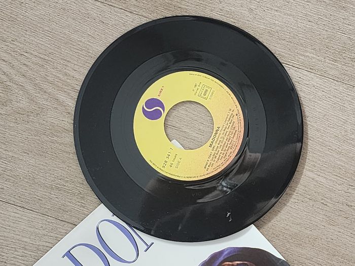 45T – Madonna – Who’s That Girl (1987, Sire/WEA – 928 341-7) - photo numéro 3