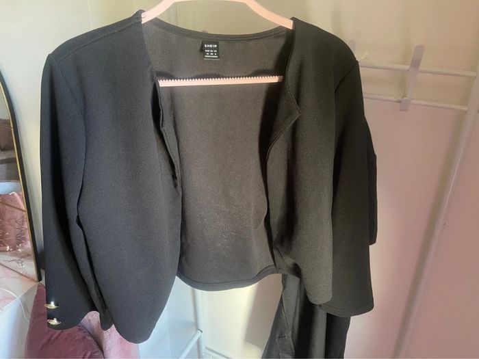Boléro/ Blazer léger noir Shein taille S avec boutons dorés manches 3/4