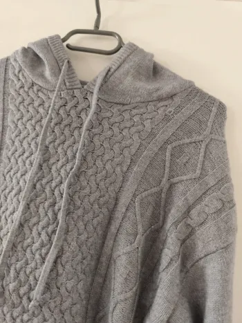 Pull torsadé capuche