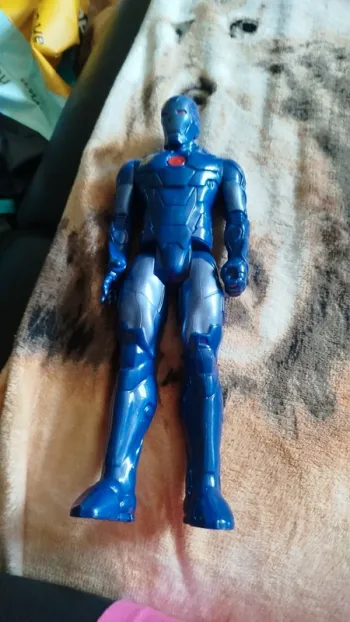 Figurine iron man bleu