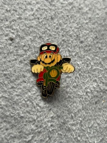 Ancien pin’s broche mario sur une moto