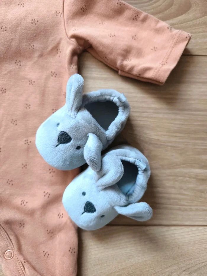 Ensemble naissance 1 mois Kiabi – body, pyjama et chaussons neufs - photo numéro 2