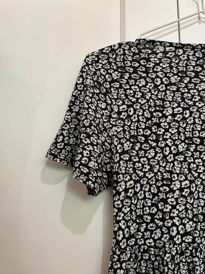 671 – robe fluide à manches courtes, col v et taille cintrée noire et fleurie blanche Pull&Bear - photo numéro 8