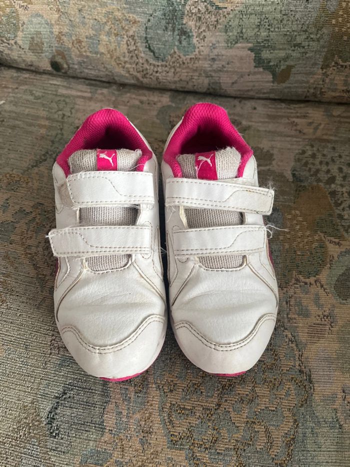 Paire de basket marque puma rose foncé et blanc