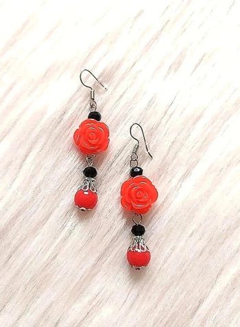 Boucles d'oreilles pendantes motif roses style flamenco