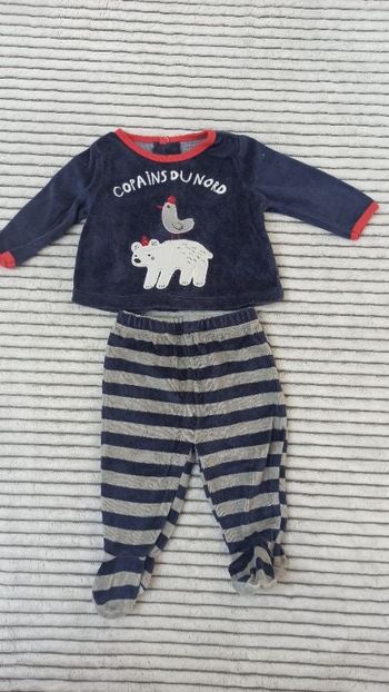 Pyjama 2 pièces.