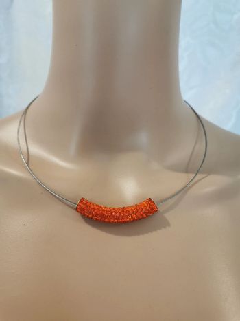 Collier. Orange.