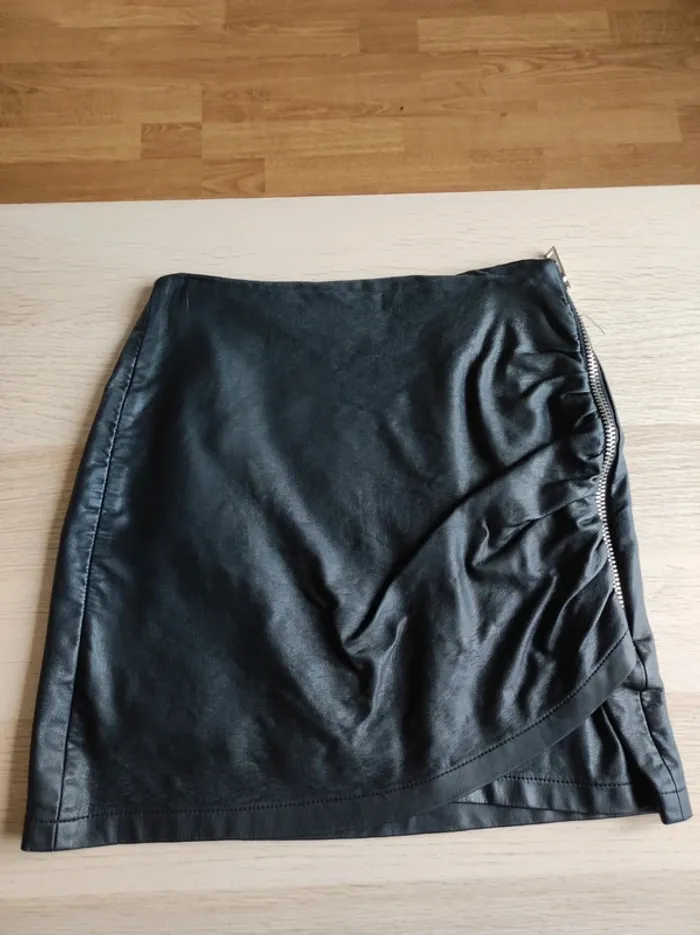 Mini jupe en simili cuir noir Zara XS - photo numéro 7