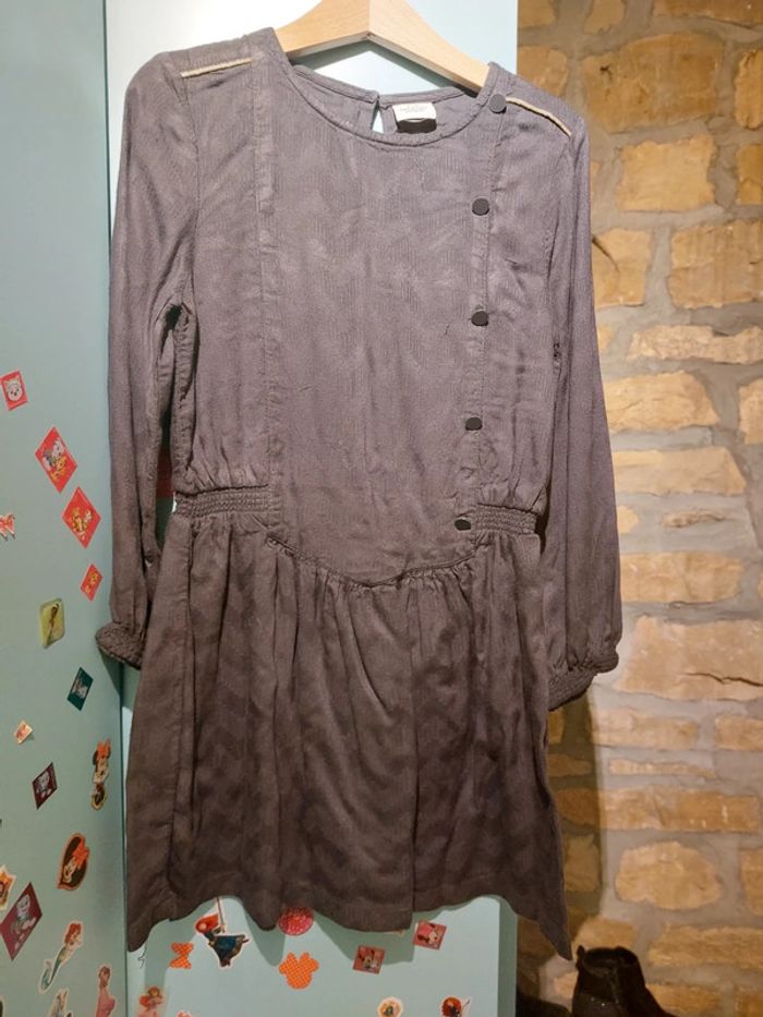 Robe gris foncé
