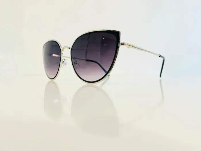 Lunette de soleil femme cats argentée et noire verres dégradés uvprotection catégorie 3