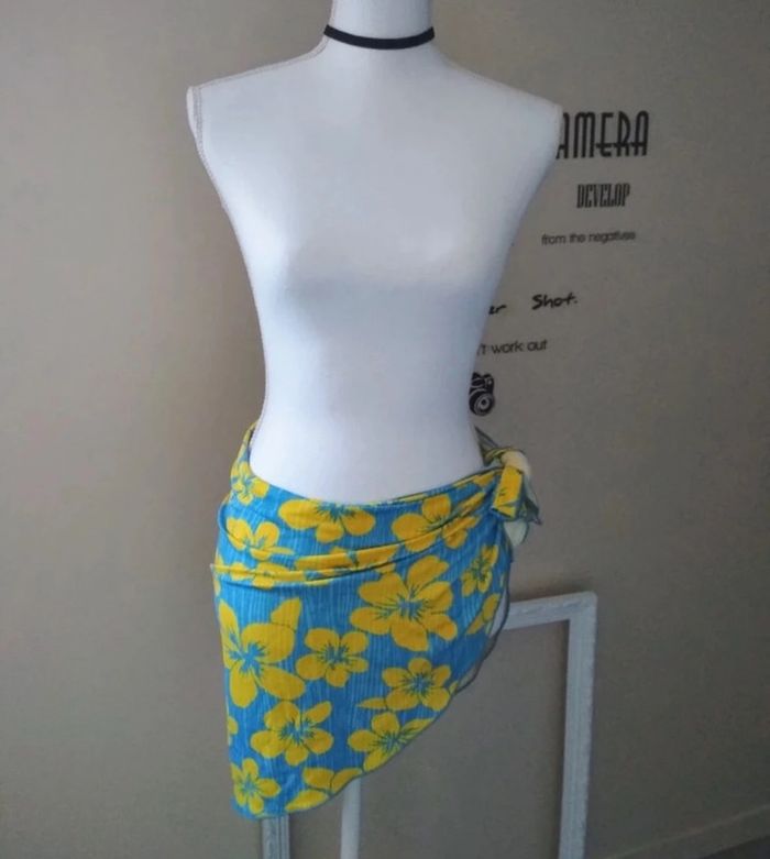 Joli paréo court imprimé fleurs tropicales bleu turquoise et jaune taille unique jusqu’au 40 - photo numéro 4