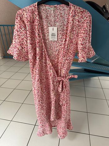 robe portefeuille Taille 36 ONLY fleuri tons rose NEUVE